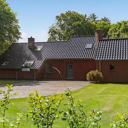 4 Bedroom Gorgeous In Holiday home *
