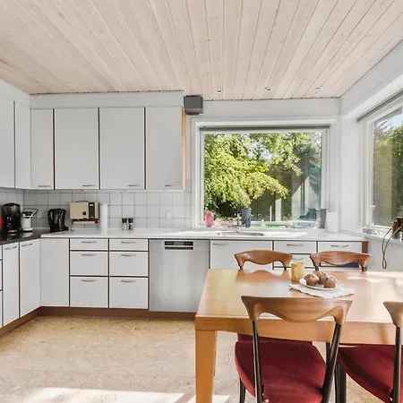 4 Bedroom Gorgeous In Holiday home